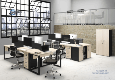 Plataforma de trabalho colaborativa para múltiplos usuários da Linha Torres PE40, com divisórias, organização de cabos e design moderno em escritório aberto.